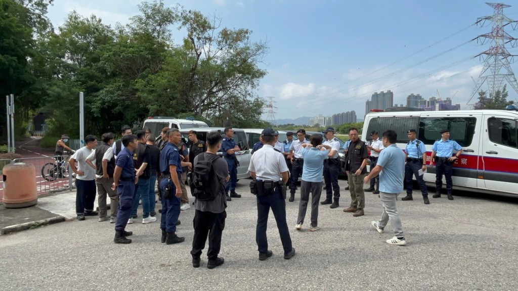 警方聯同漁護署採取聯合行動,在壆圍南路一帶捉狗。楊偉亨攝 警方聯同漁護署採取聯合行動,在壆圍南路一帶捉狗。楊偉亨攝