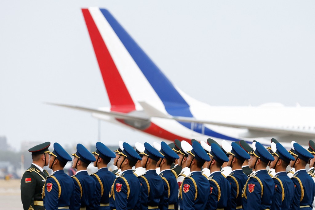 中國解放軍列隊歡迎法國總統馬克龍到訪。路透