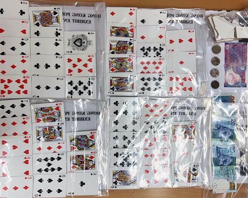 警方於黃大仙,以涉嫌在賭場以外任何場所或在街道上進行賭博,拘捕4名本地男女。警方圖片