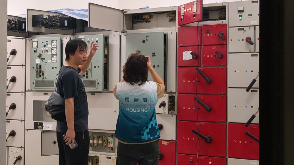 工人現時用帆布遮擋，並進行搶修。