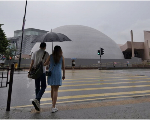 天文台預測本港地區下午及今晚多雲，間中有驟雨及有幾陣狂風雷暴。資料圖片