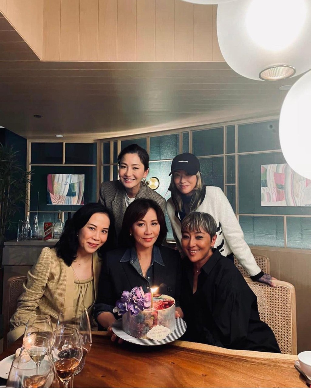 劉嘉玲人緣極佳，未到生日已有朋友請她吃生日飯。