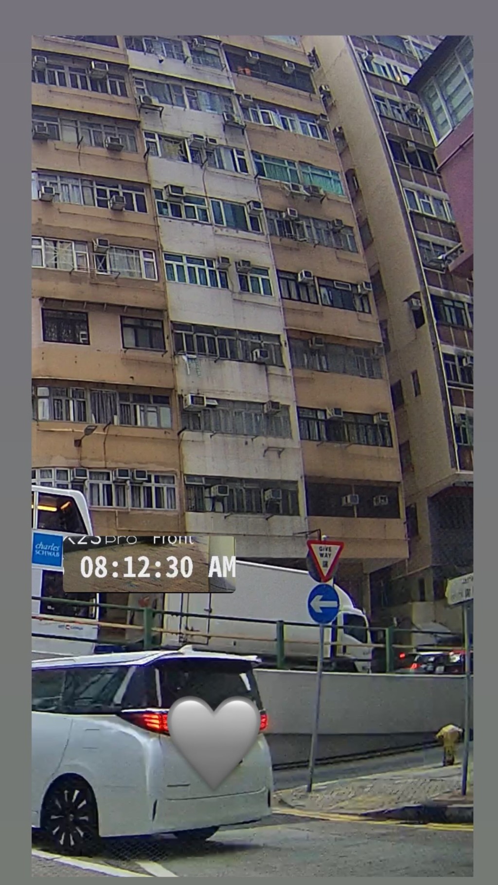陳家珮約在8時10-11分左右逆線駛入謝斐道，其後在1分鐘後，即8時12分見到有車輛駛出左轉。Threads 圖片