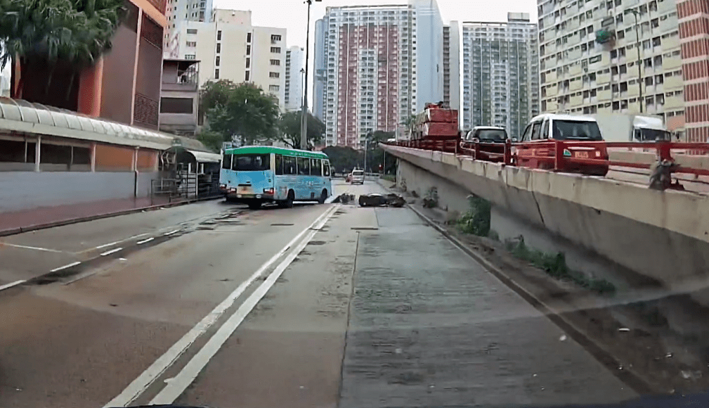 電單車失控撞小巴。fb：車cam L（香港群組）