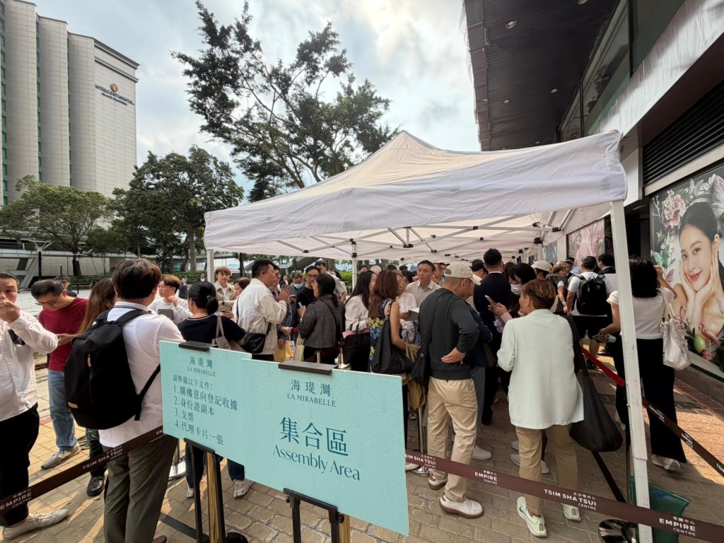 現場人流不斷，其中一度於商場外築人龍，可謂逼爆售樓廠。