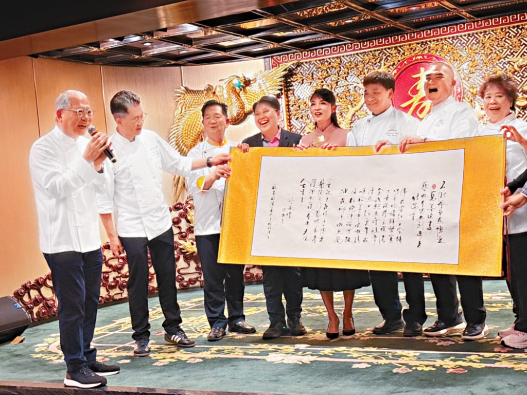 鏞記酒家行政總裁甘琨禮（左）親筆書寫晚宴菜單。