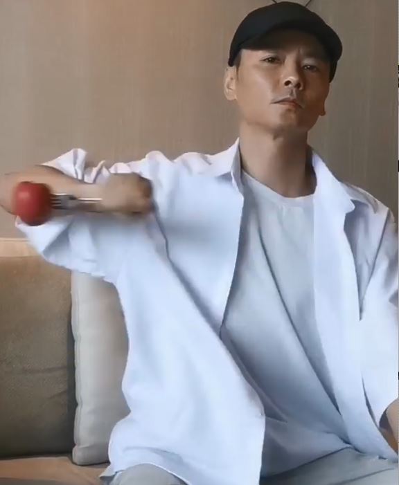 佢拮中嘞。