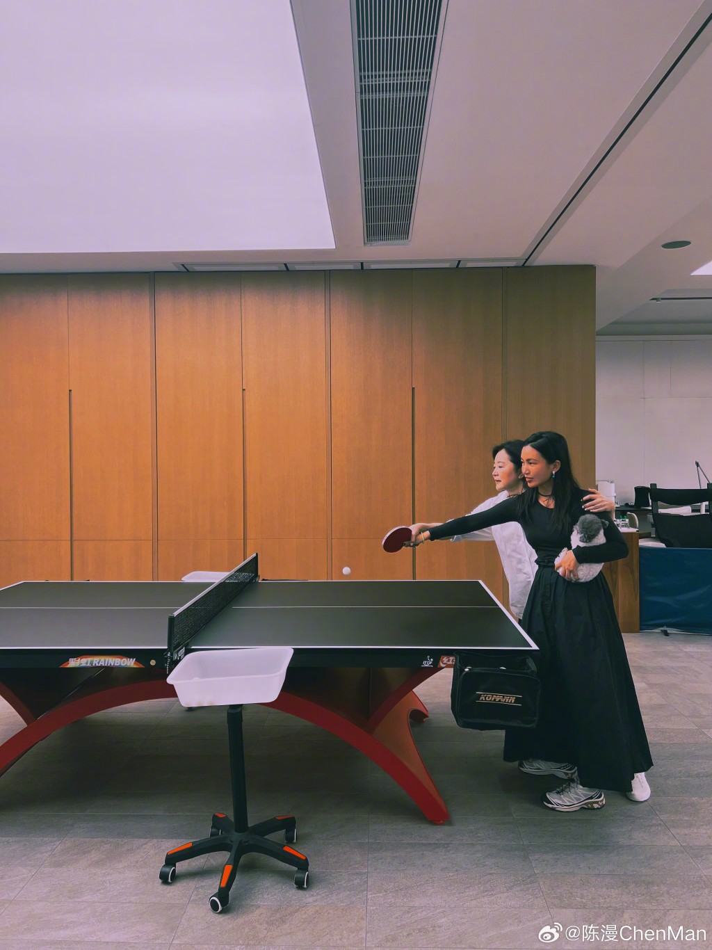 陈漫还分享与林青霞打乒乓球的照片。