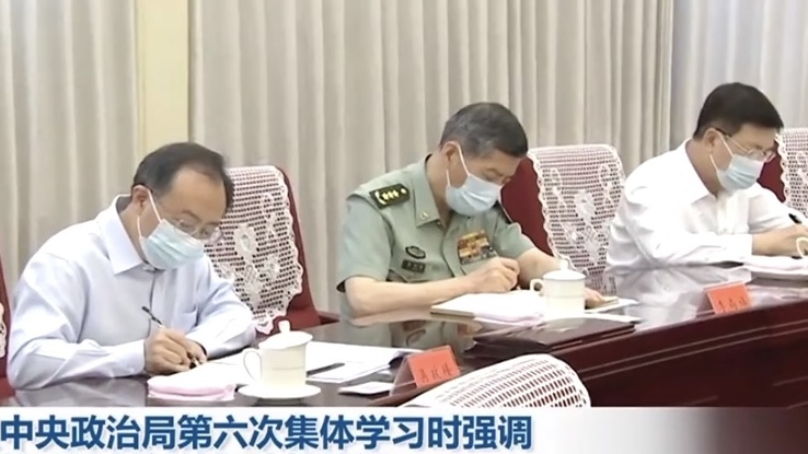 政治局举行第六次集体学习，李尚福坐在王小洪（右）和吴政隆（左）之间。 央视新闻联播