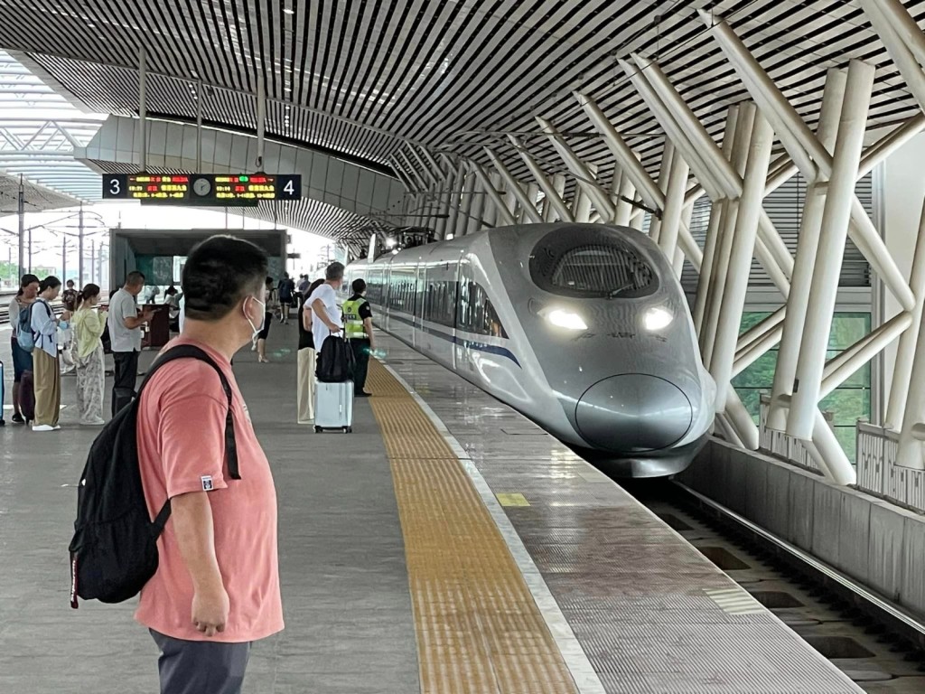 由成都開往香港的首班高鐵現時亦停在深圳北站。網上圖片