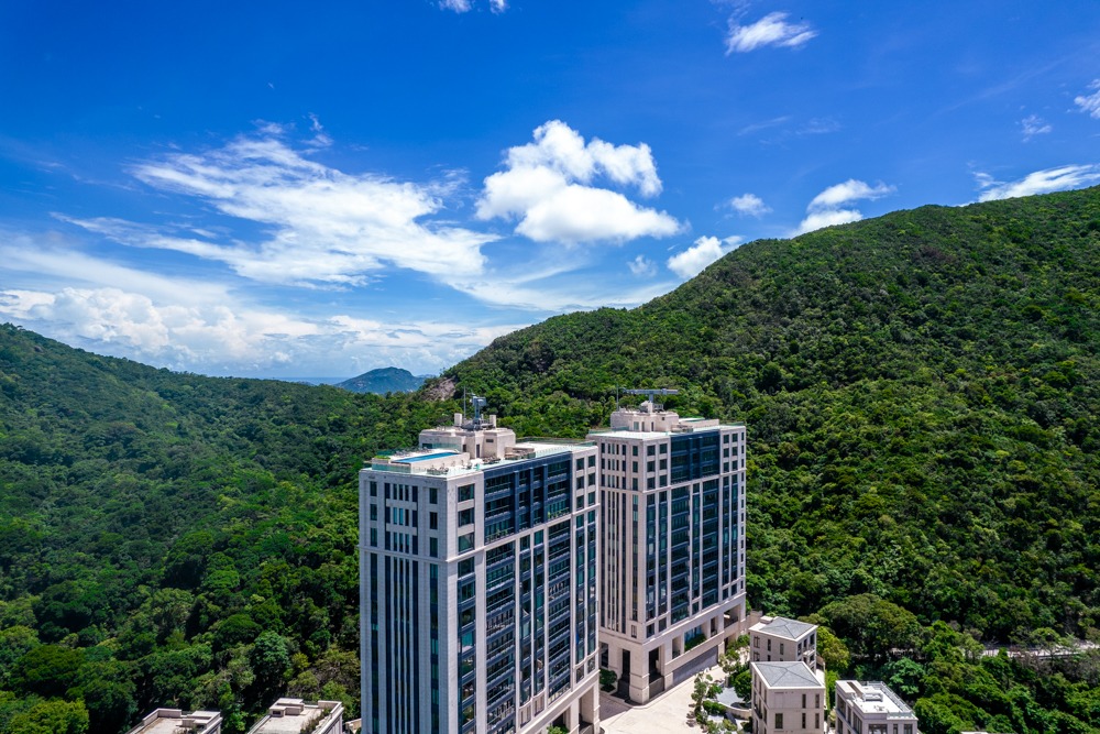 山顶超级豪宅MOUNT NICHOLSON 2期中低层A室，面积4566方呎，本月11日以3.23亿易手，呎价约70740元。