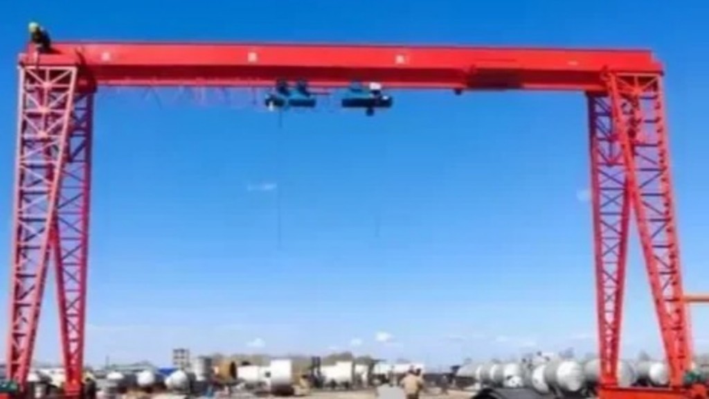 蕪湖造船廠1台未作業的450噸龍門吊機遭強風吹倒。