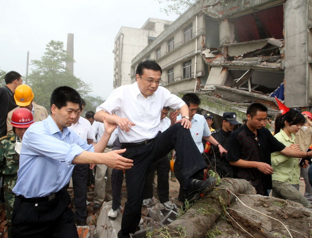 2008年，李克强到四川察看地震灾情。（新华社）  