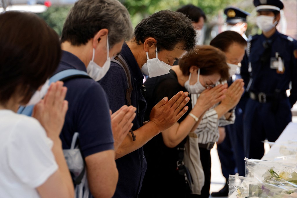 民众在日本武道馆外的祭坛上表示敬意。路透