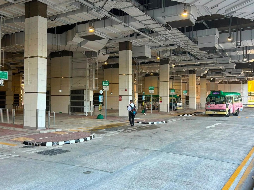 多條專線小巴及邨巴等路線,以及市區和新界的士站已全數遷入新交匯處。運輸署fb 多條專線小巴及邨巴等路線,以及市區和新界的士站已全數遷入新交匯處。運輸署fb