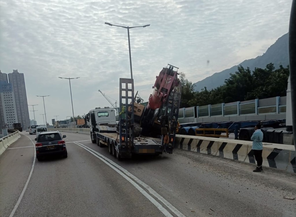 拖頭上的工程車甩脫。fb：屯門公路塞車關注組