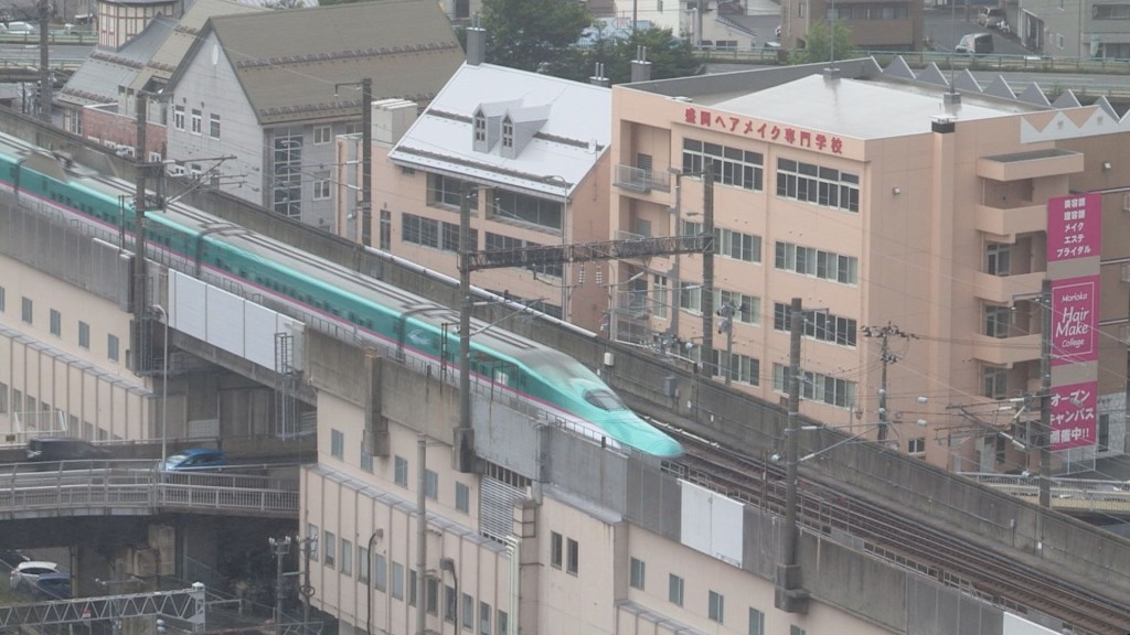 新幹線列車被迫停在站與站之間的軌道上。網上圖片