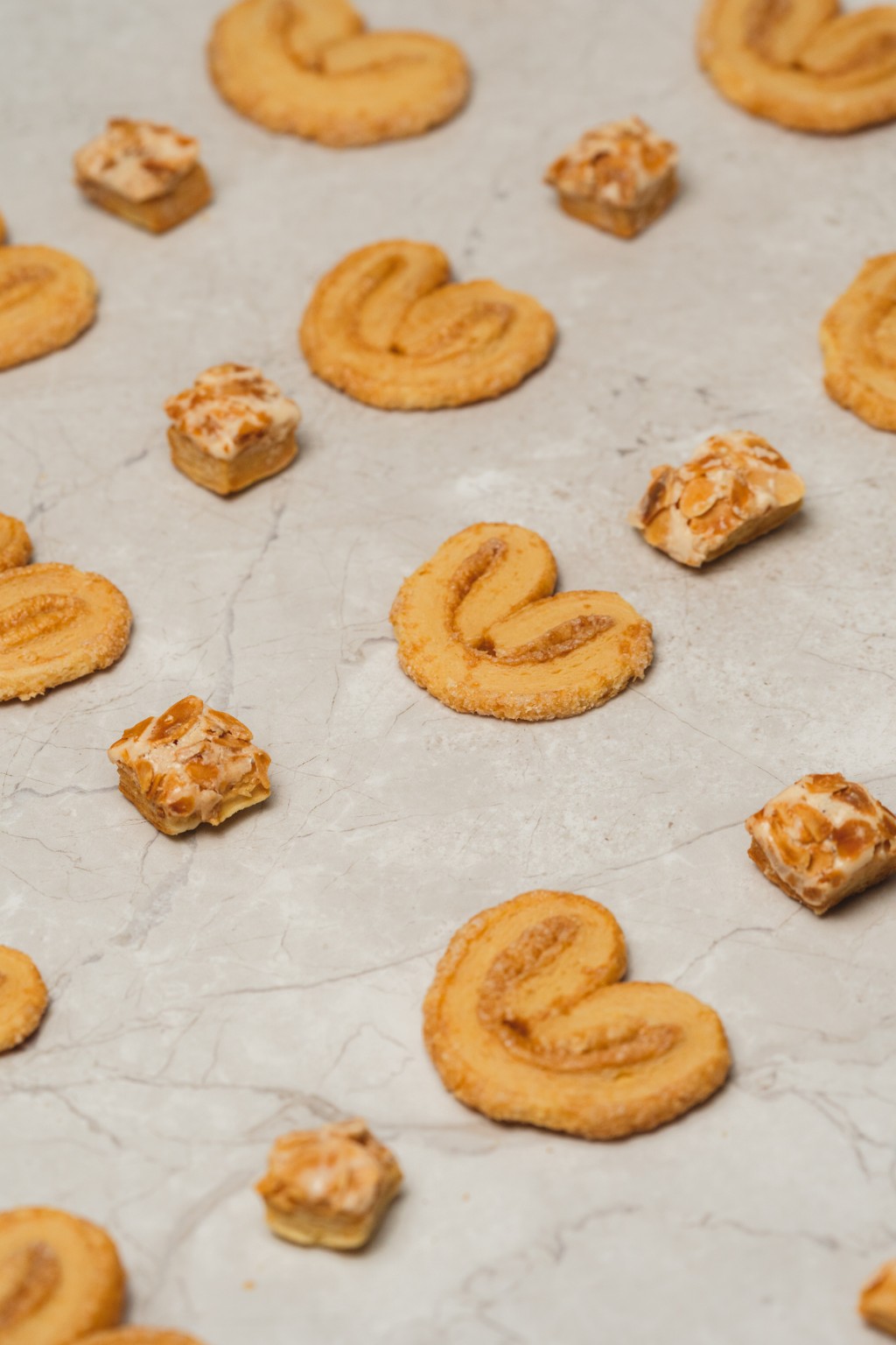 蝴蝶酥及杏仁酥均于香港手工制作。