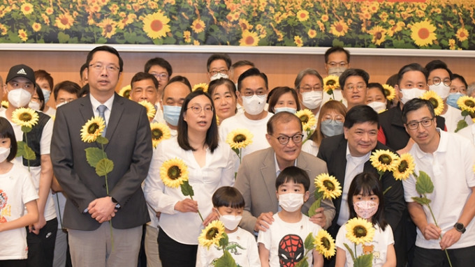 馬錦文醫生(左二)表示希望巿民取消器官登記時不受其他因素影響。資料圖片