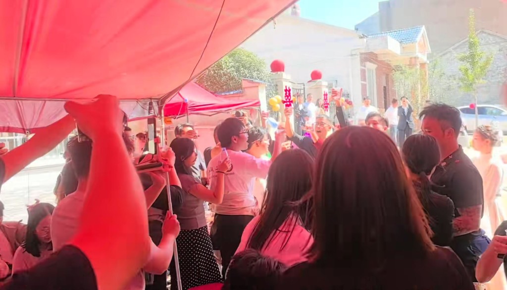各地网友前来祝贺“戴戴”及其新娘子。