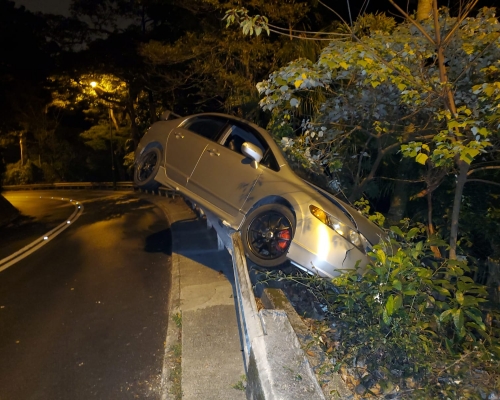 私家車越線鏟上行人路。