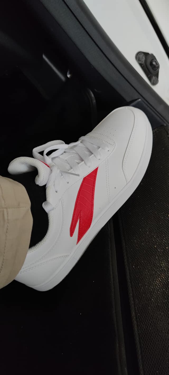 何俊賢指新波鞋穿着後感覺「很輕」。何俊賢FB圖