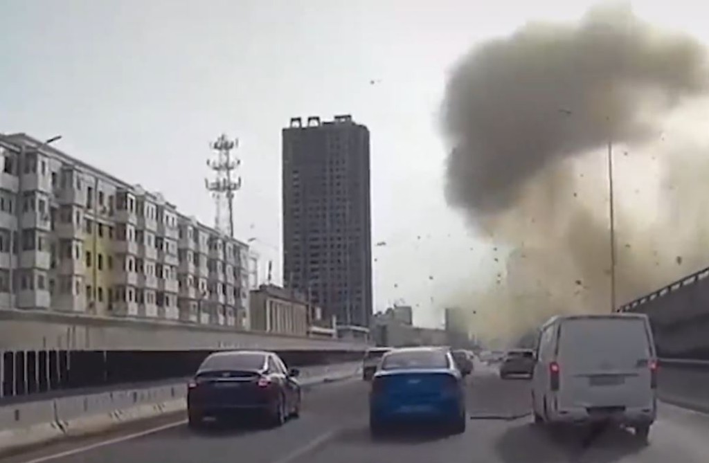 爆炸時，氣浪衝至鄰近高架橋。
