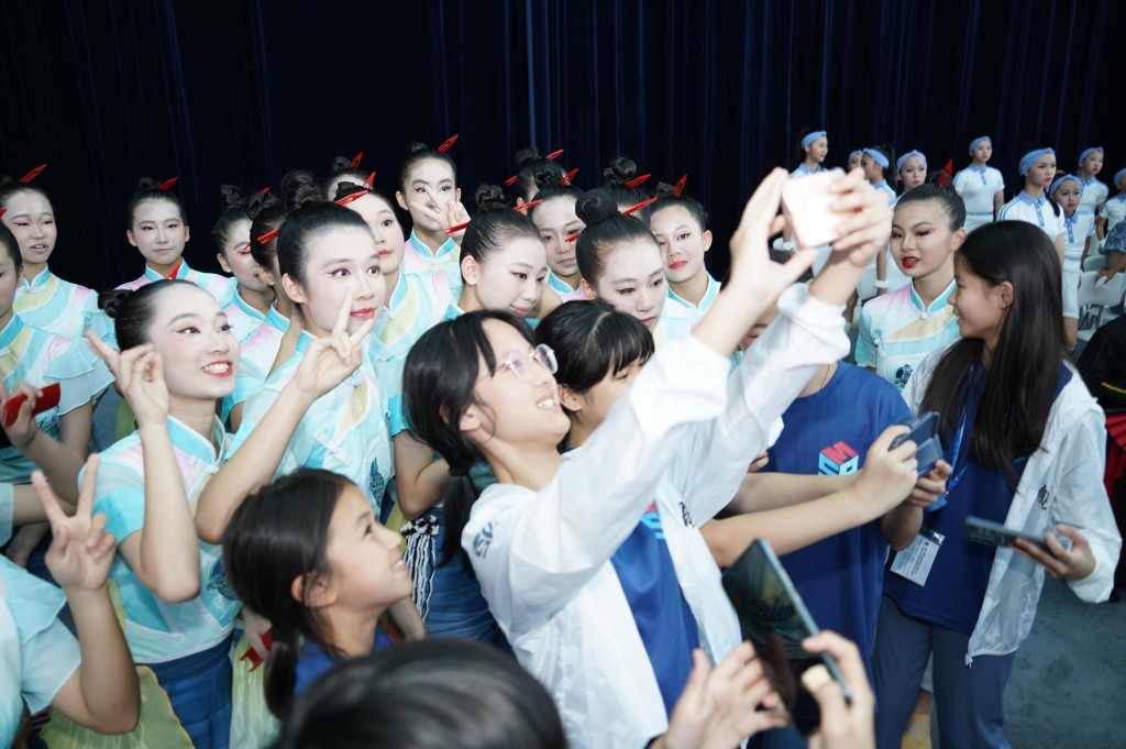 少讯剑击队参观广州广播电视台，观看了电视台预演612儿童节的表演活动。