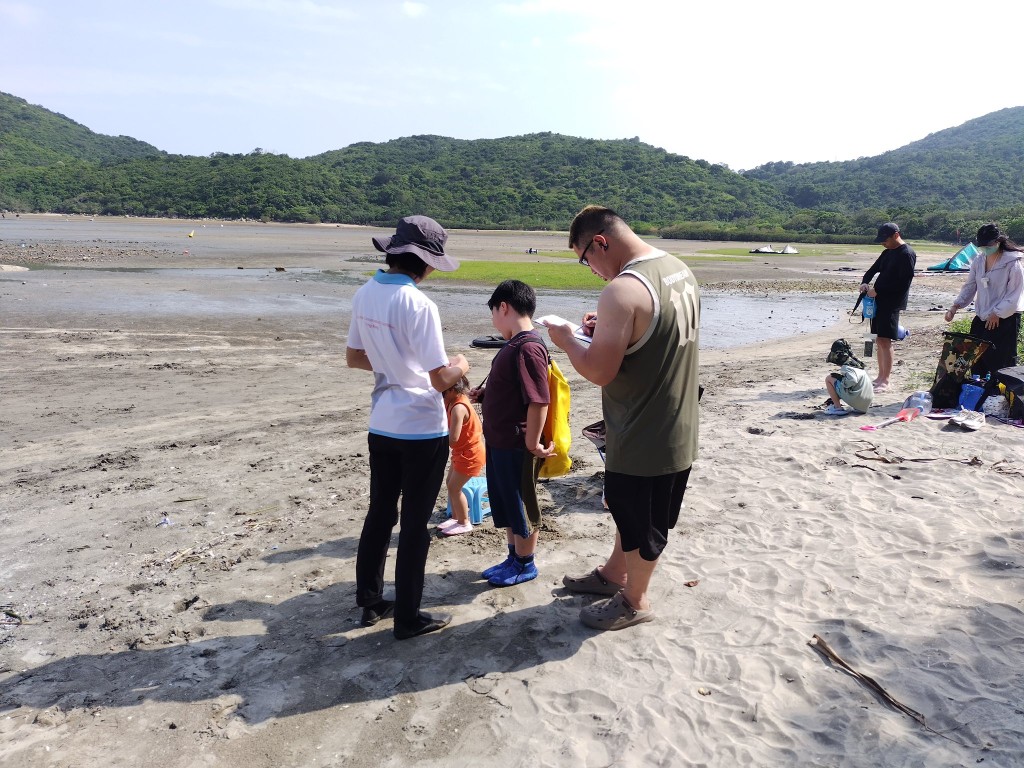 在場工作人員於水口沙坪向遊客分享保護馬蹄蟹及海岸環境資訊。