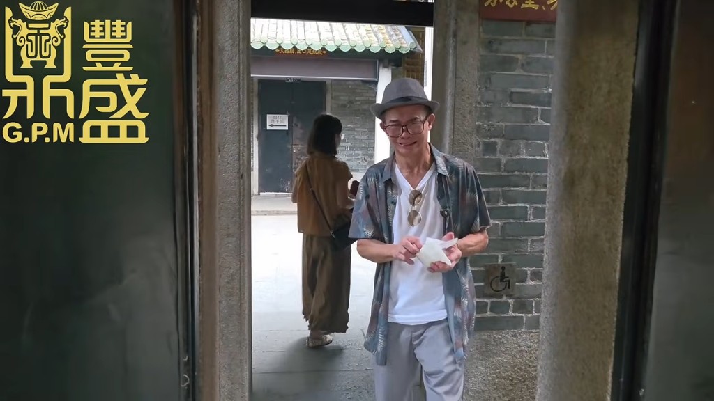 梅啟明拎出紙巾拭淚。