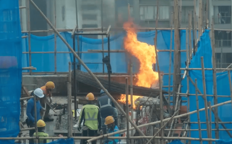 網上流傳一段影片，顯示高街一個正在動工的建築物上層發生火警，火舌一度高達3米。facebook群組「香港突發事故報料區及討論區」影片截圖