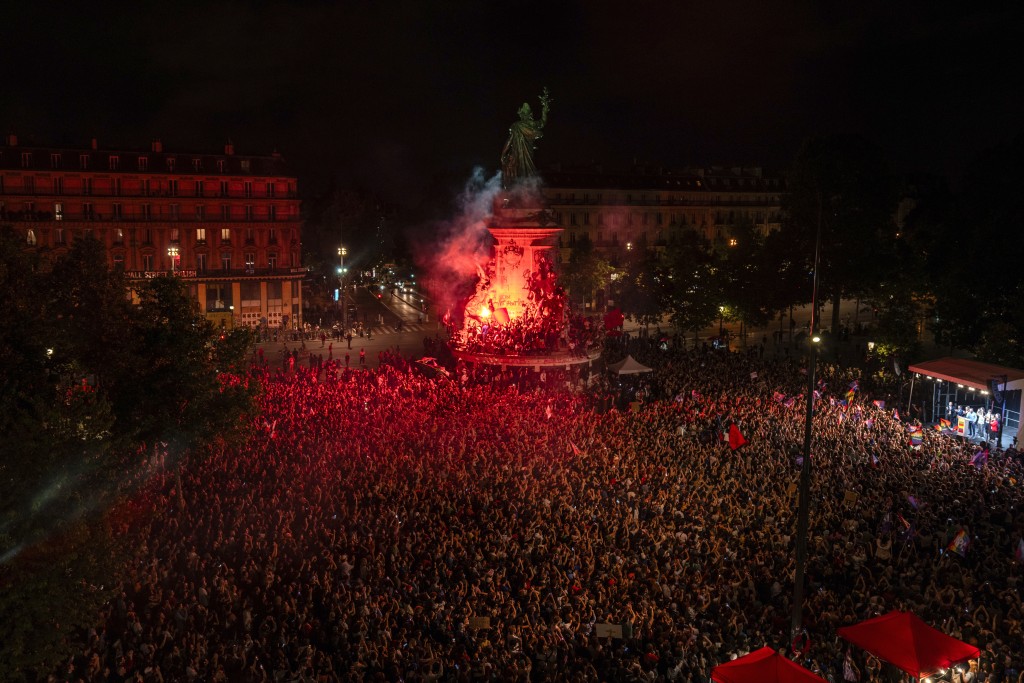 數千人聚集在巴黎共和廣場抗議極右取勝。美聯社