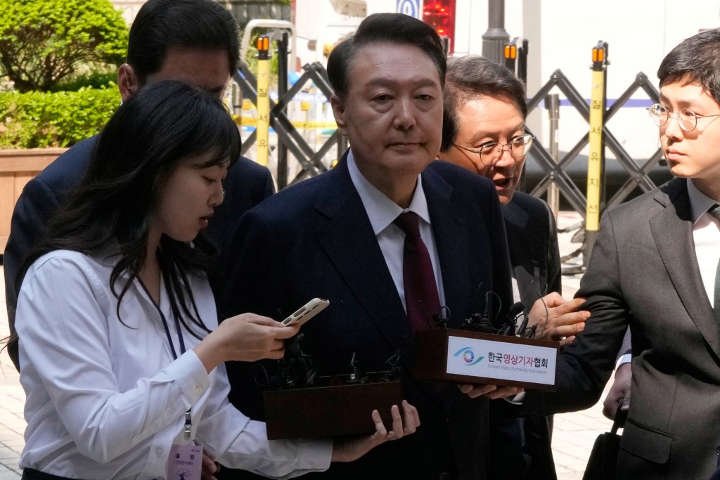 尹锡悦对记者提问不发一言。路透社