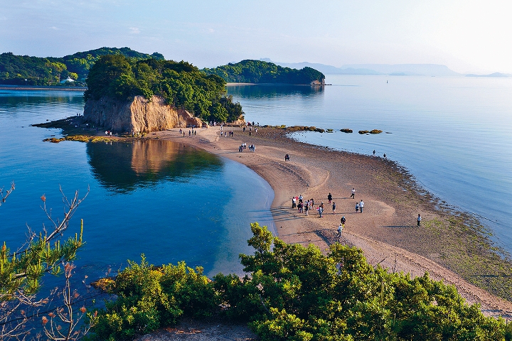 香川县小豆岛的天使之路，只在每天两趟的退潮时间才会出现。