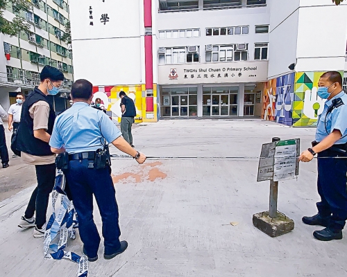 案發校門外現場遺下橙色漆油。資料圖片