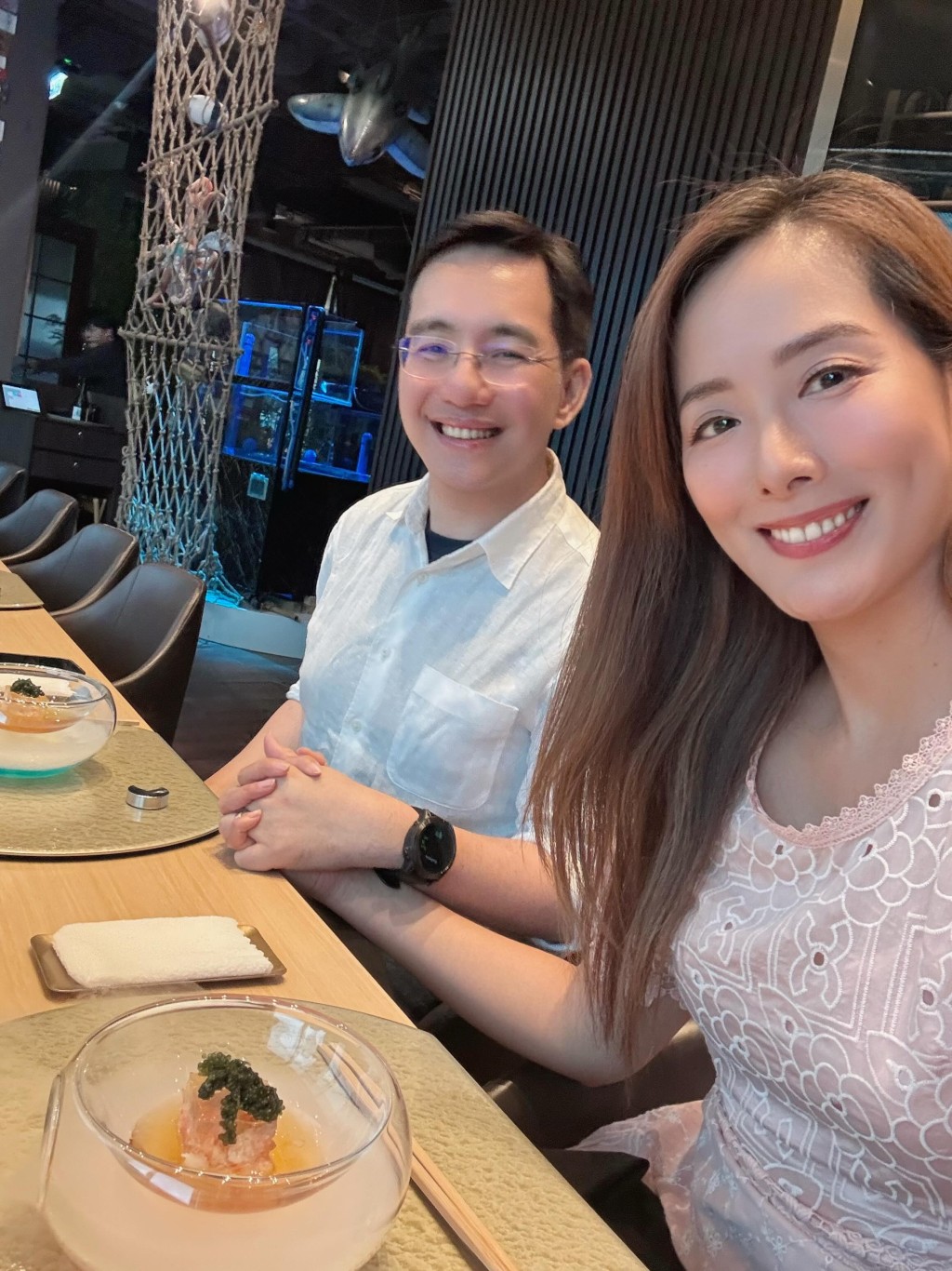 Sammy主動拖著老婆吳幸美，二人十指堅扣，畫面甜蜜溫馨。