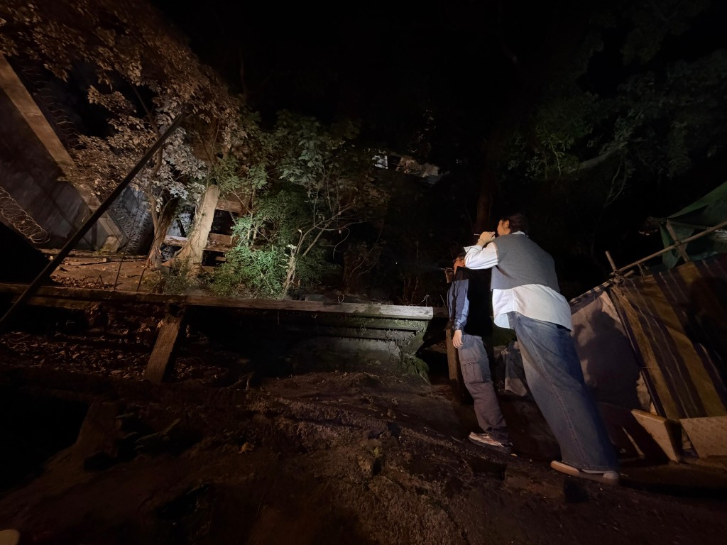 警方重點巡查香港島半山郊區及港島南區水域一帶鄰近屋苑的山坡與密林，進行高調巡邏。警方提供