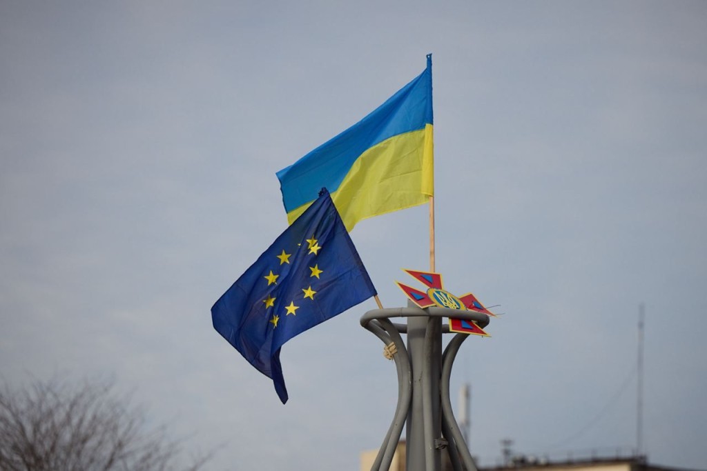 赫爾松再次升起烏克蘭國旗。
