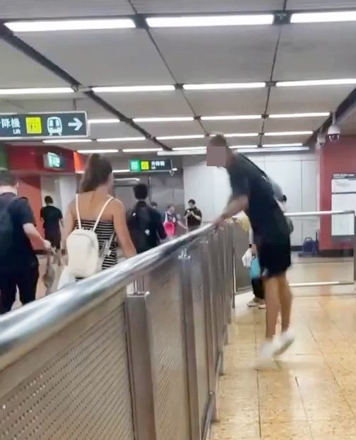 一名人有三急的大隻佬，早前在港鐵旺角站 表演彈出彈入，以比電影中「東莞仔」更有 勁力的跨欄方法，闖入車站已付車費區域借 廁所，過程被途人直擊拍攝下來。Threads截圖