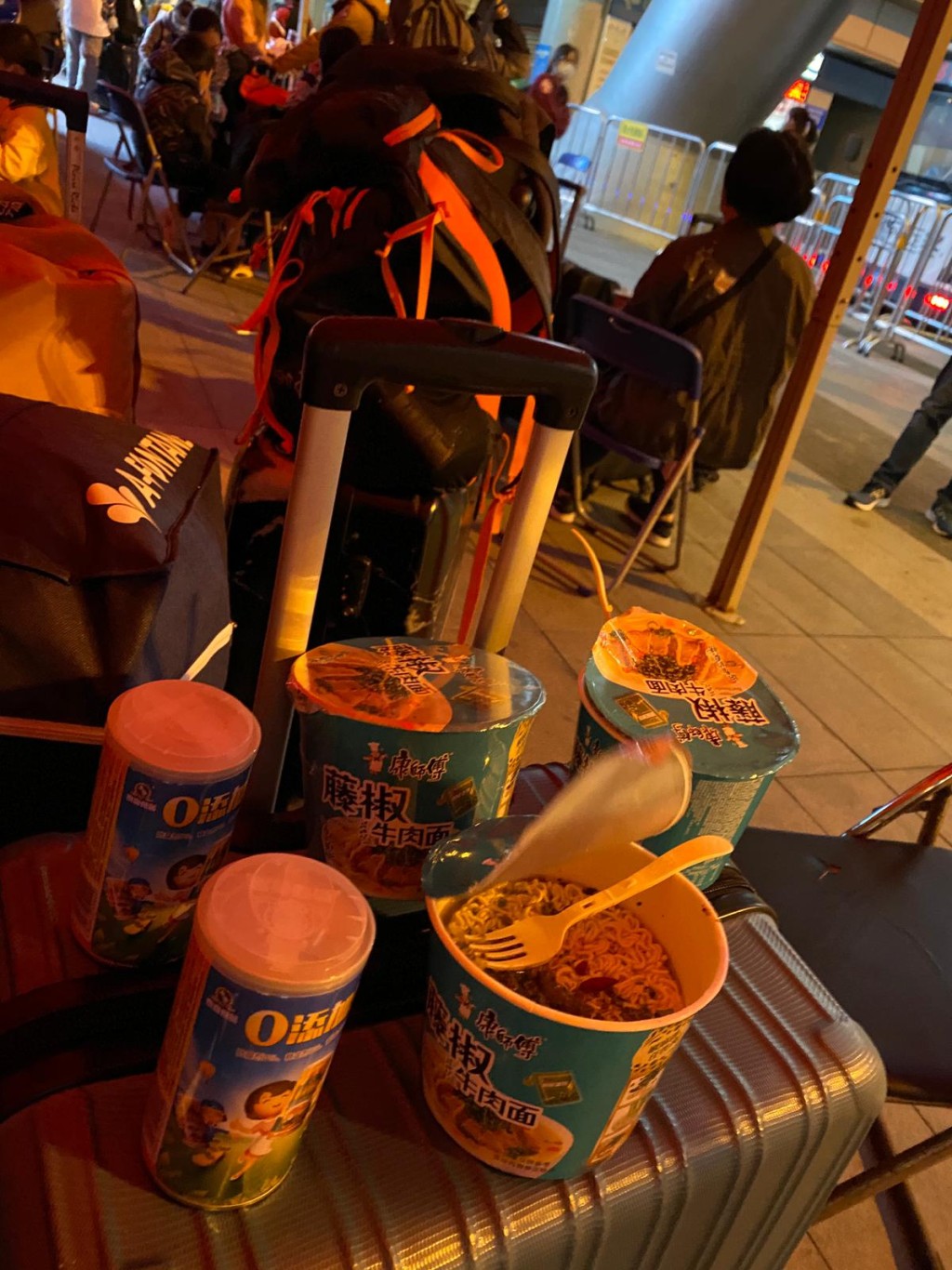 王小姐與家人以杯麵充飢。王小姐提供