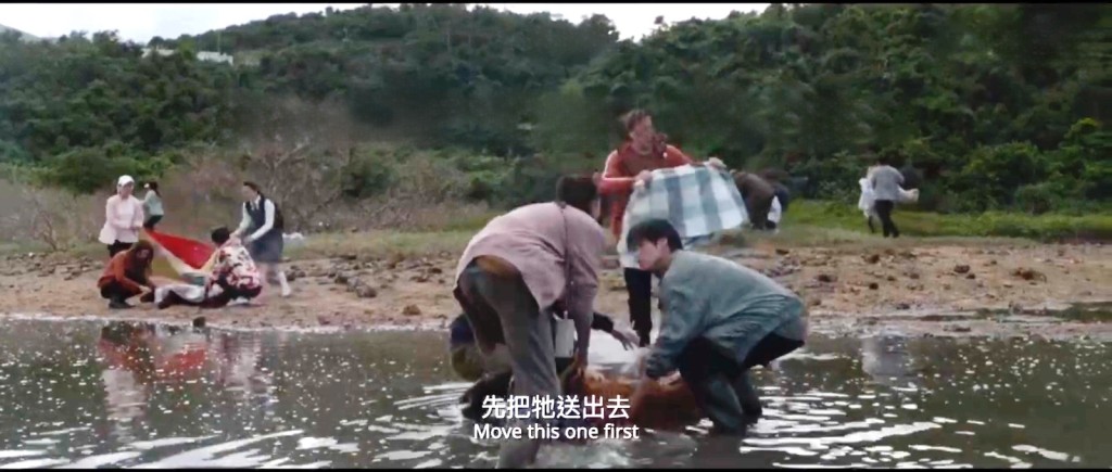 盧慧敏在拍攝時表現專業,不顧一切衝入泥灘。 盧慧敏在拍攝時表現專業,不顧一切衝入泥灘。