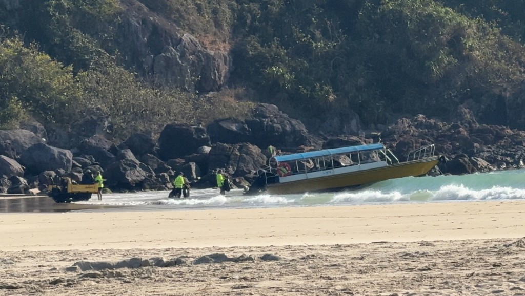 鹹田灣因交通不便，垃圾難以運走。資料圖片
