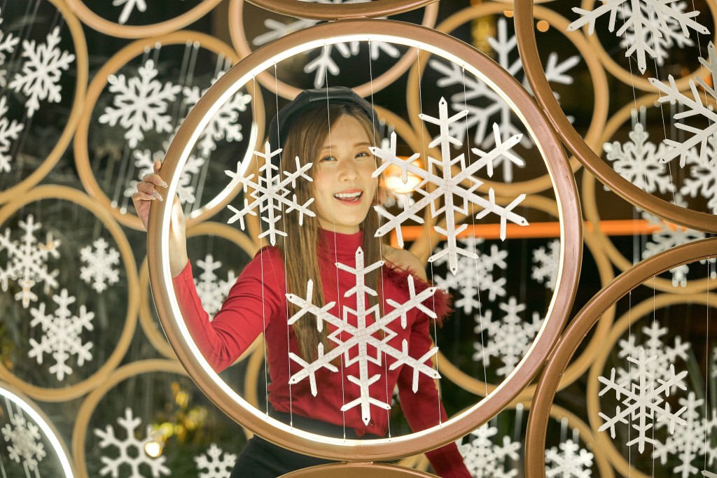星街小區以回收膠樽打造了聖誕升級裝置「Enchanting Snowflakes星幻．雪花」