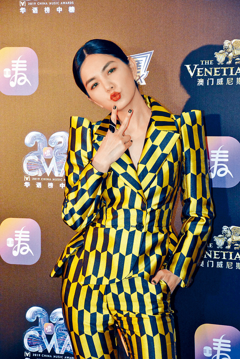Ella獲得女歌手獎，受寵若驚。