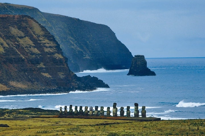 十多尊屹立Tongariki灣灣畔祭祀平台的摩艾石像，均表達出當地人對祖先信仰的崇敬。（路透資料圖片）