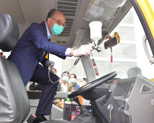 陳帆示範為車廂噴灑消毒塗層。