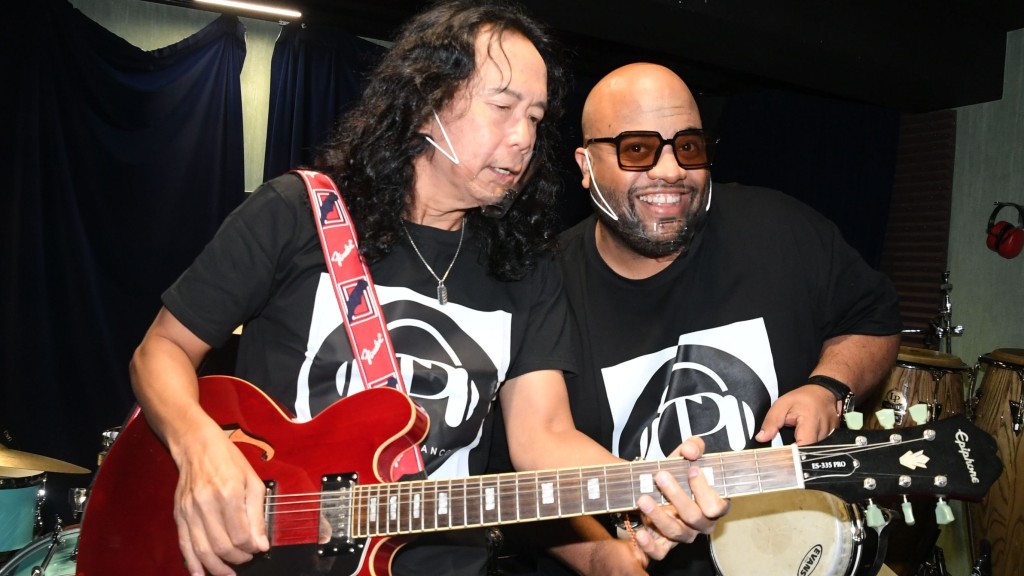 Chris(右)與本地不少音樂人都合作過。 本報記者攝