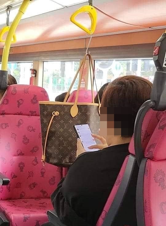 女乘客带备S勾，将勾挂于扶手环，再挂著心爱的包包。网图