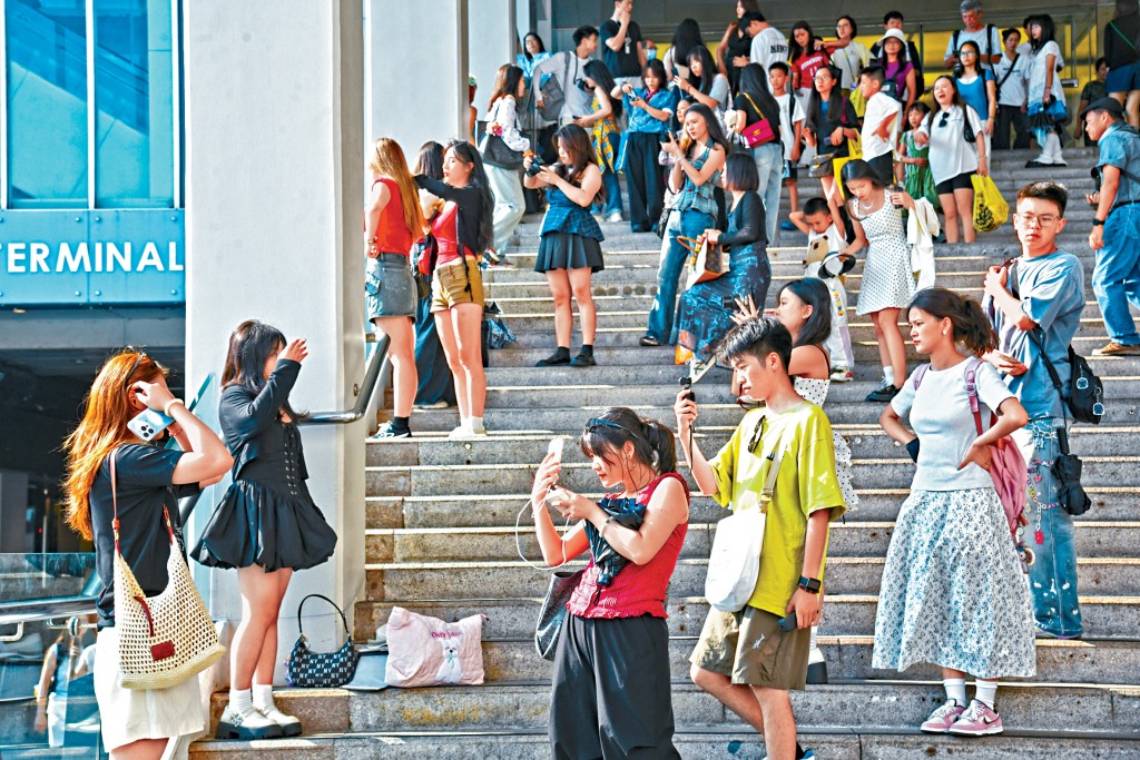 今年上半年訪港旅客共約2400萬人次,按年增加12%,屬亮眼佳績。圖為不少旅客昨日在尖沙咀景點「打卡」。
