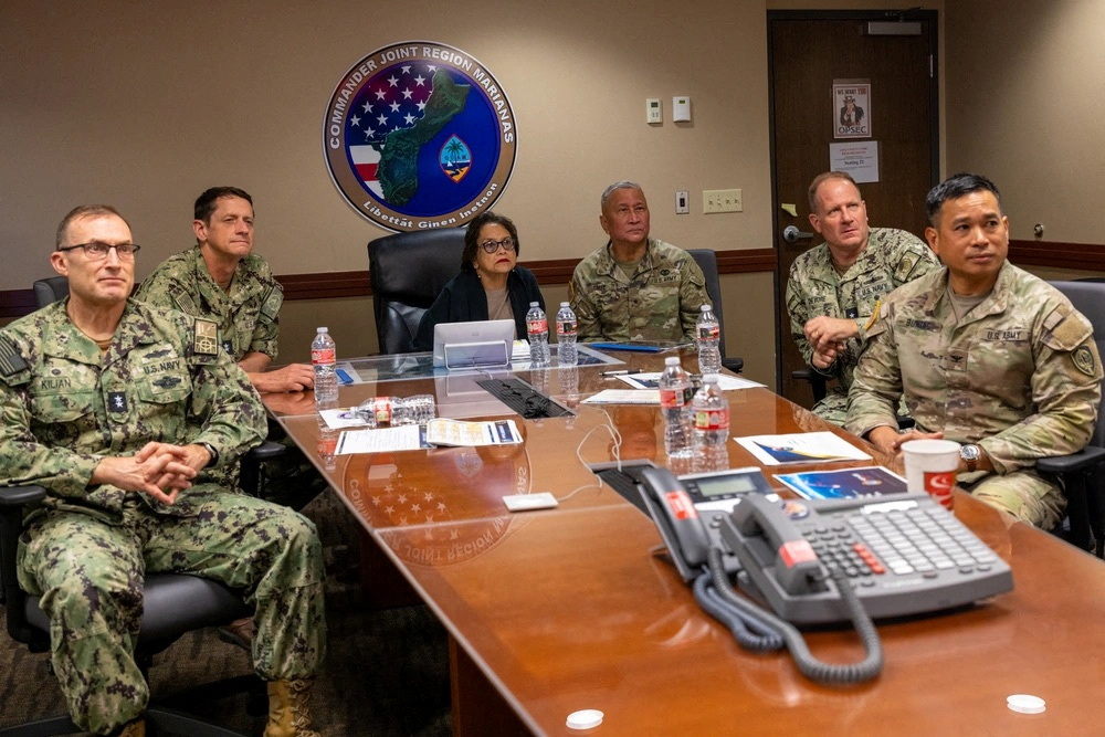 關島美軍高層和受邀的關島女總督一起觀看反彈測試過程。　路透社